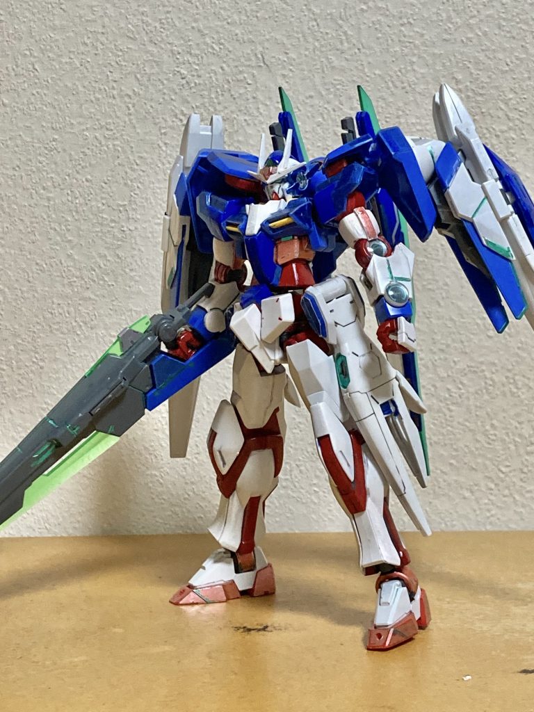 ぱっと見は普通のダブルオーライザーです。個人的にはダブルオーライザーは下半身がスリムすぎるのが嫌いだったので下半身中心にミキシングしました。脚はHGCEのストライク腰のフロントアーマーはテキトーにジャンクパーツを組み合わせて、サイドアーマーリアアーマーはアスタロトから持ってきました。上半身は塗装以外ほぼなんも無しです(コクピットの上のピンをきりおとしたのとバックパックを変更したくらいです)
