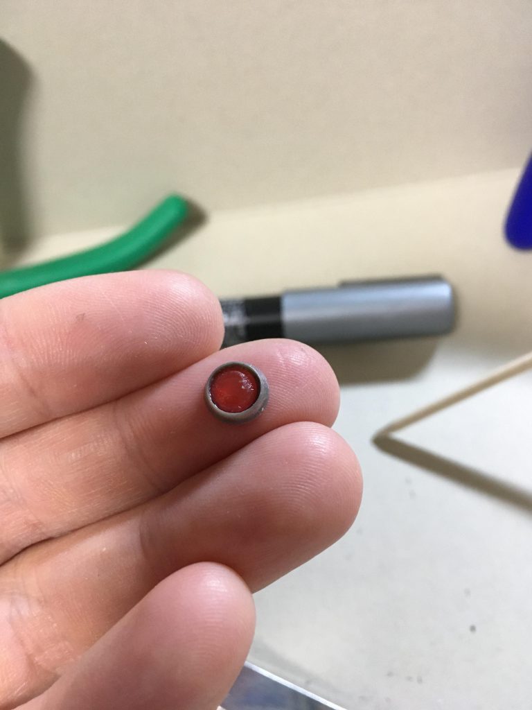 某社のバーニアとの組み合わせで迫力があるモノアイ出来ます。周囲をシルバーで塗ればOK!