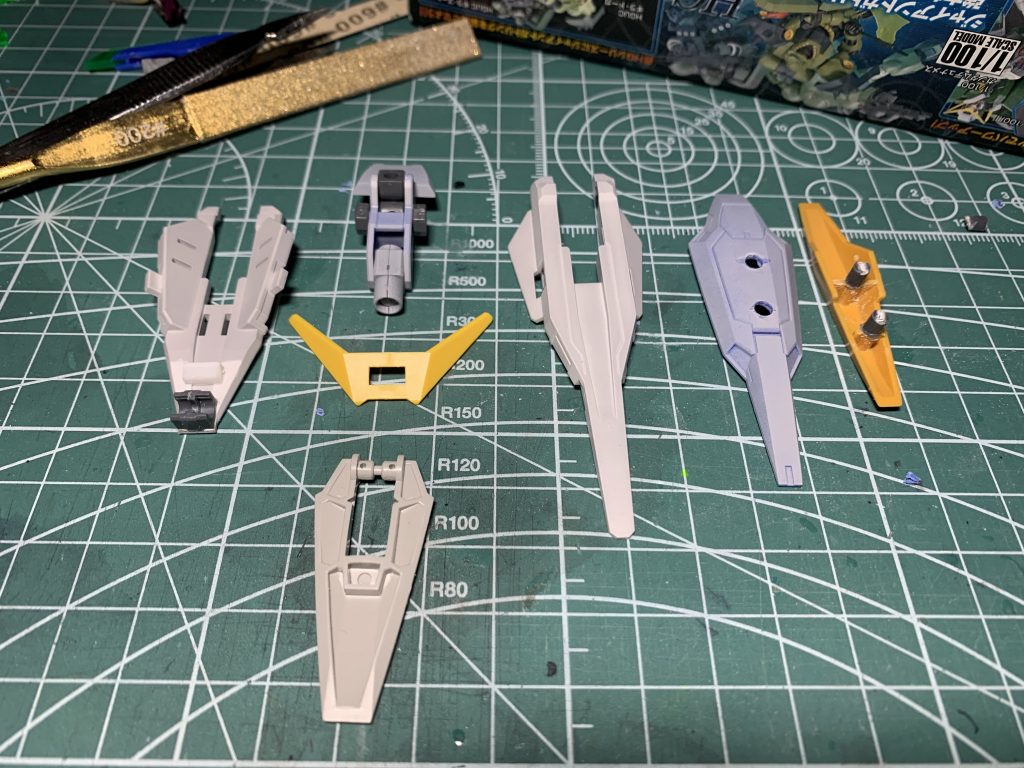 シールドはクアンタのシールドがベース。組み合わせたパーツの分解・組立がしやすいように穴空けしたり接続ジョイントを接着したりしてます。おかげで塗装も楽ちんでした。