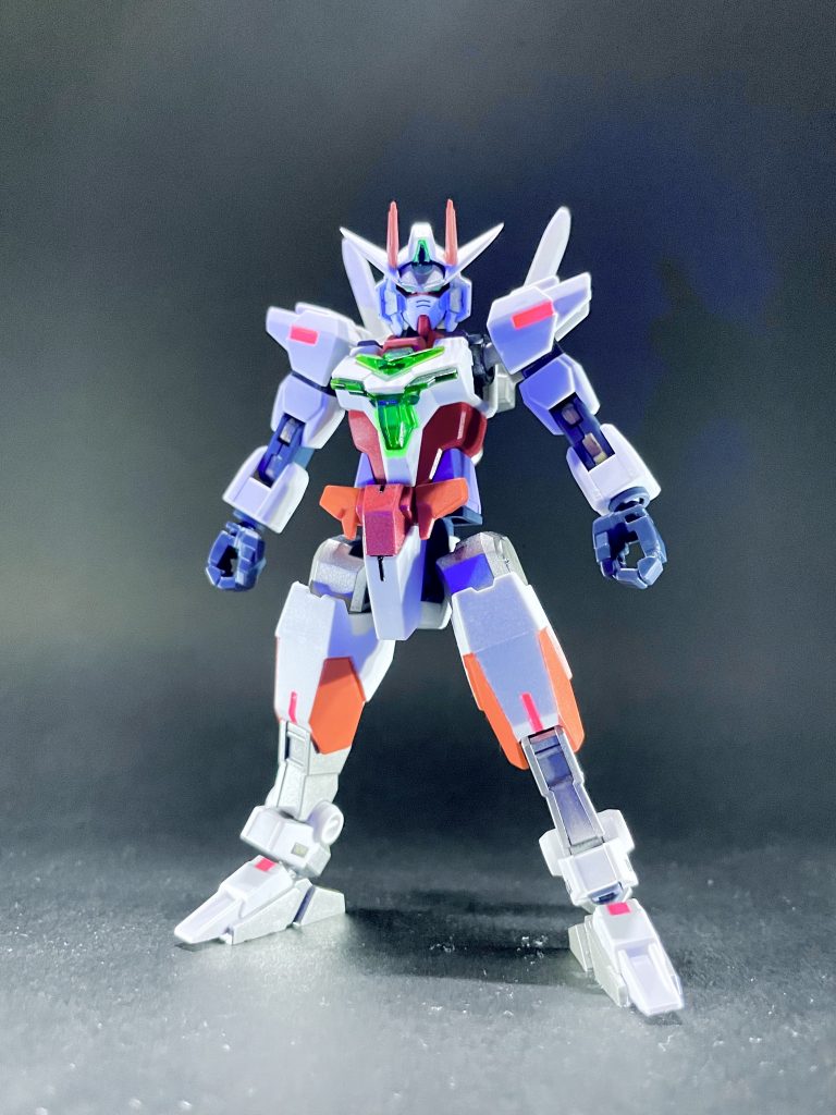 こちらがコアガンダム。首から下はカラーリングを変更したのみ。顔はAGE1の頭を使用。日差しをパテで調整して目つきを悪くし、ブレードアンテナを追加。首は顎が引けるように1ミリほど延長しました。