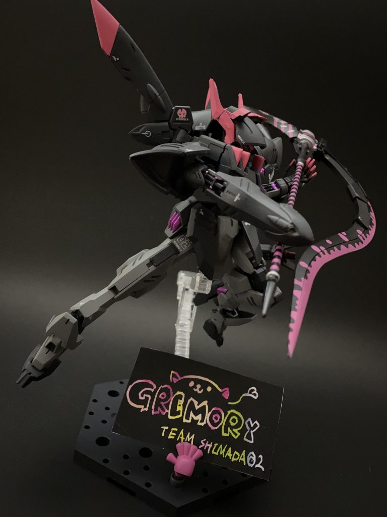 台座の作品名のやつは100均のスクラッチシートで作りました。本体だけだとイカつくなりますが、これがあると一気に世界観が可愛くなるような気がします。女子感というか幼女感というか。