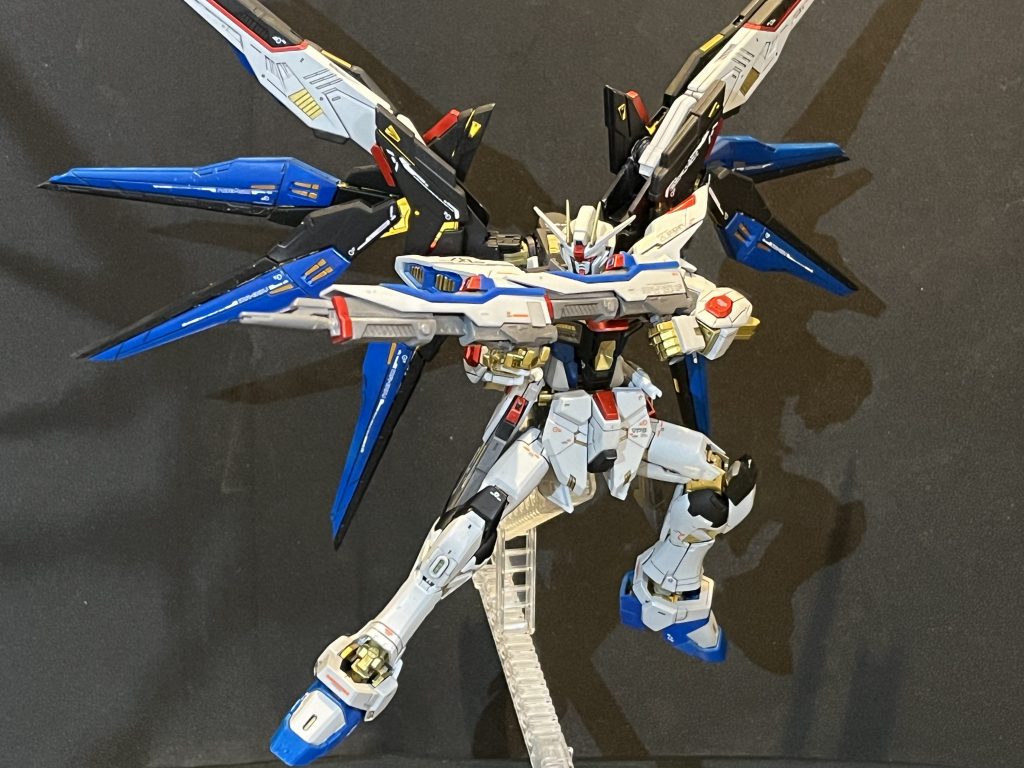 ライフルを連結の構え。ウィングがとても重いのでMGフリーダム Ver2.0を参考に、バックパックの付け根で支えるようにしてます。