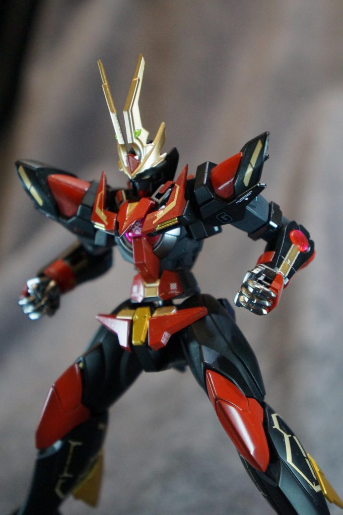 闘い方も任務を無駄なく効率的にこなし、戦闘においては高い技術で他を圧倒する。操縦者が総合格闘技のMMAに精通していたため格闘戦では多彩な技によりどんな相手も封殺する。