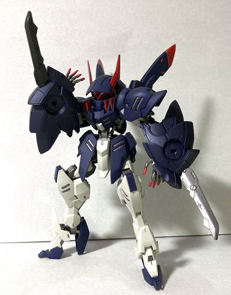 手甲の先にはマルコシアスと同型のショートブレ―ドを装備。圧倒的な防御力で突進し、突く、払うといった攻撃を行う。