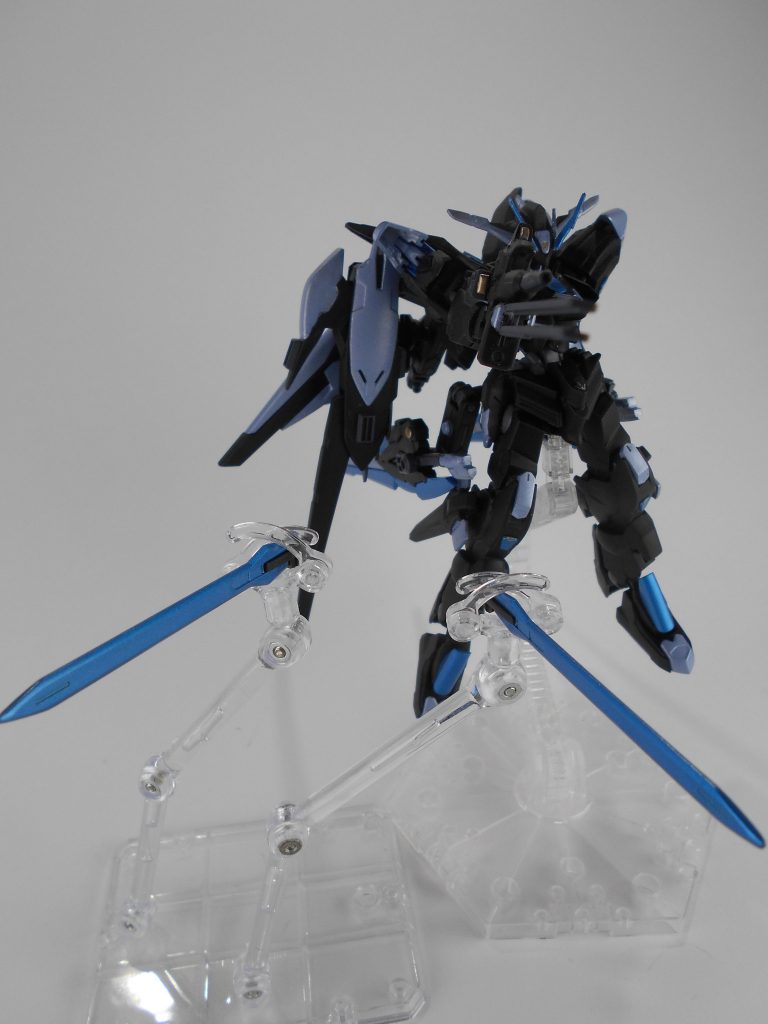 バエルソード改・「ヴァトザ」。バエルソードをソードファンネルに改修してバックパックに付けています。回転させてシールドにしたり、そのまま機体を切り裂くように使用します。「ヴァトザ」はロシア語で「滝壺」のアナグラムです。