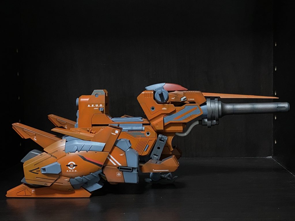 アタックガールガンは、色んなパーツの向きを変えて付けたり、邪魔な部分を切り飛ばしています。ナラティブA装備は、本来横に付くブースターを前に付けています。