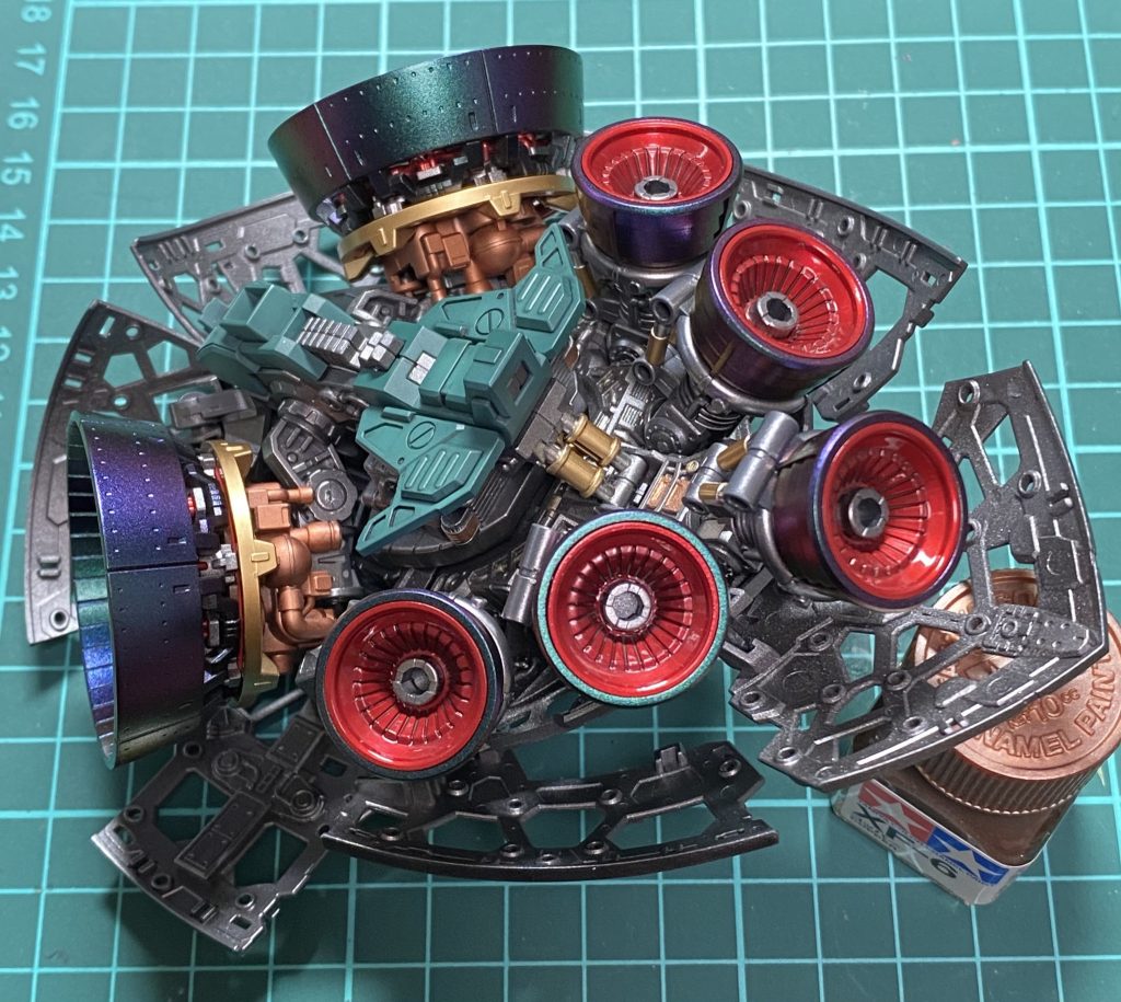 タミヤのエナメル塗装で筆塗りでワンポイントを塗ったのと、メインの大型スラスターはウレタン塗料メーカーのShow upさんマジョーラシリーズのアンドロメダ色を使い、ジオングの持つグリーンのドクドクしさのグリーンベースに怪しく乱反射する焼き塗装のイメージを再現してみました。