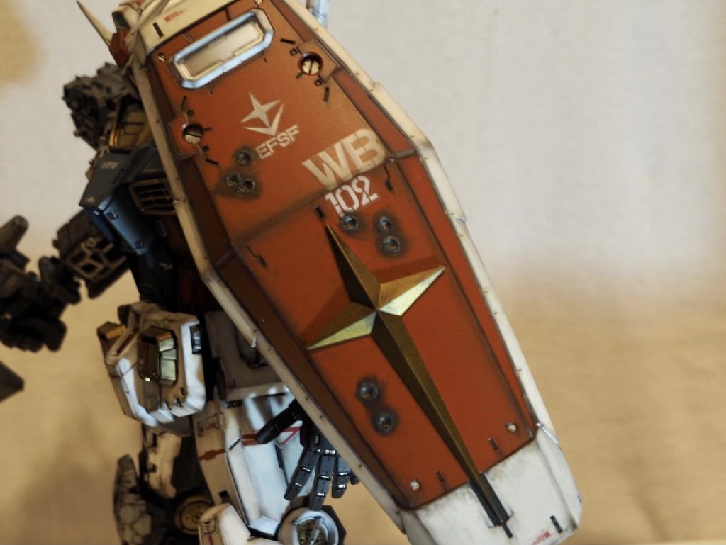 弾痕は、初挑戦です。窪みの周りの熱で溶けたような部分は、木工ボンドで再現しました。本当はパテを使うみたいですが、手元になかったので代用しました。