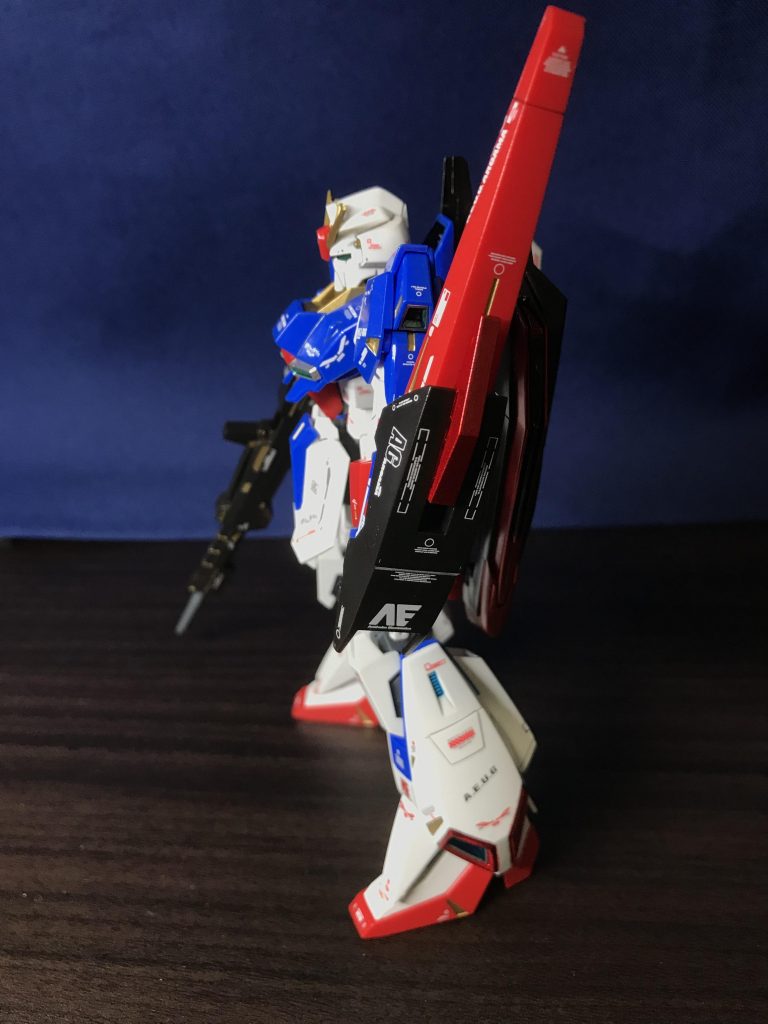 サイド左。ウェーブライダーへの変形も考え、デカールの位置決めもこだわってみました。