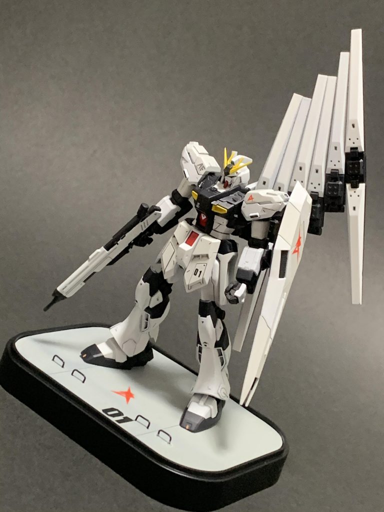 作制中にRG Hi-νの発売が決定したので参考にディテールを入れているところもあります。