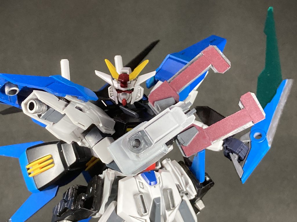 腕部の大型クローと腰のホルスターは拙い作りですが自作パーツを使用しています。