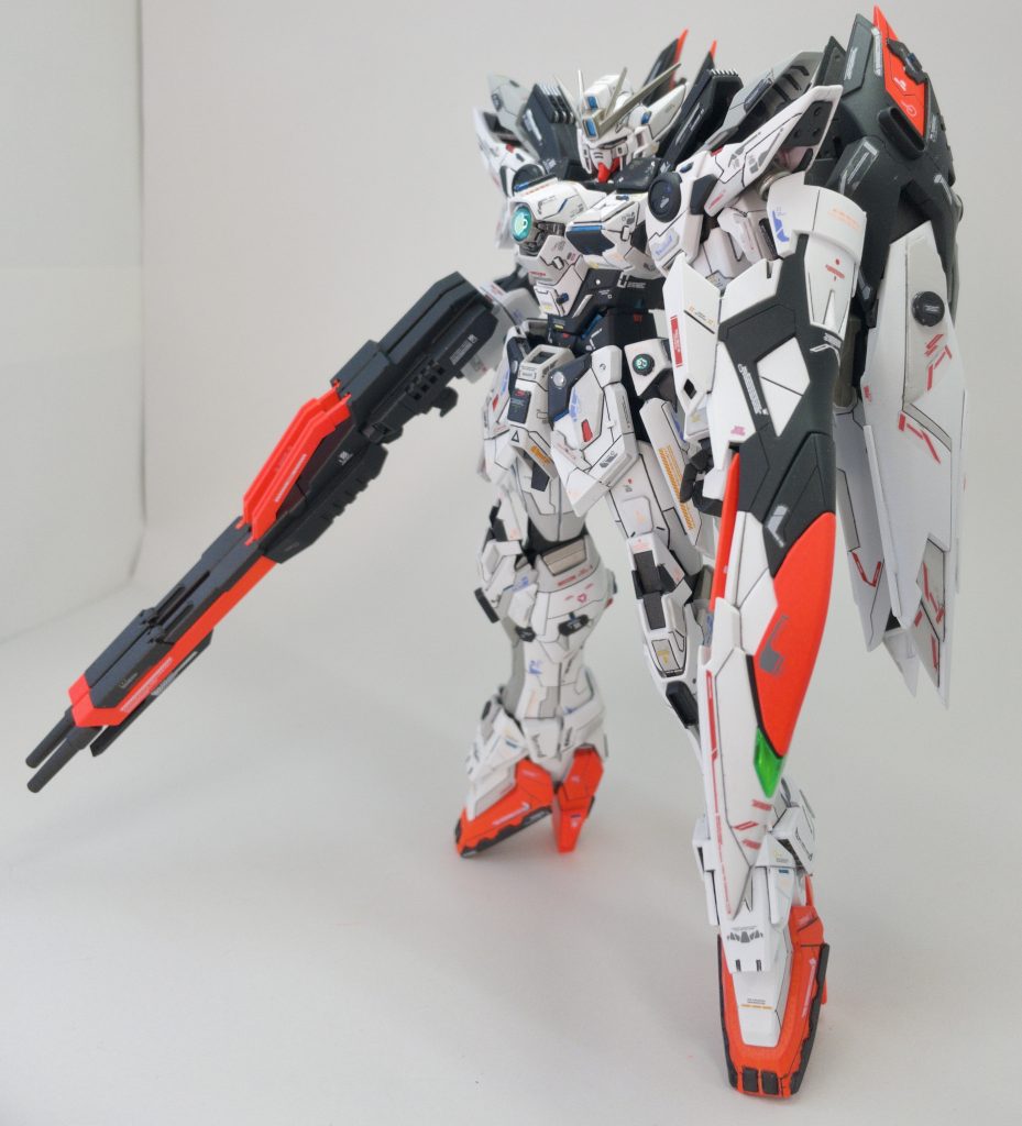 デフォルトカラーがあまり好みでなかったので、全体的に白黒のツートンで纏めて差し色で蛍光レッドを入れました。