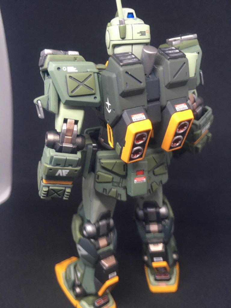 元々外装に情報量があるキットだからとディテール追加は彫らずに貼るだけにしたらかえって塗装がめんどくさく…。けどマスキング地獄って出来は置いといても喉元過ぎると快感に変わって延々とやっちゃうもんなんですねぇ…(変態覚醒)。