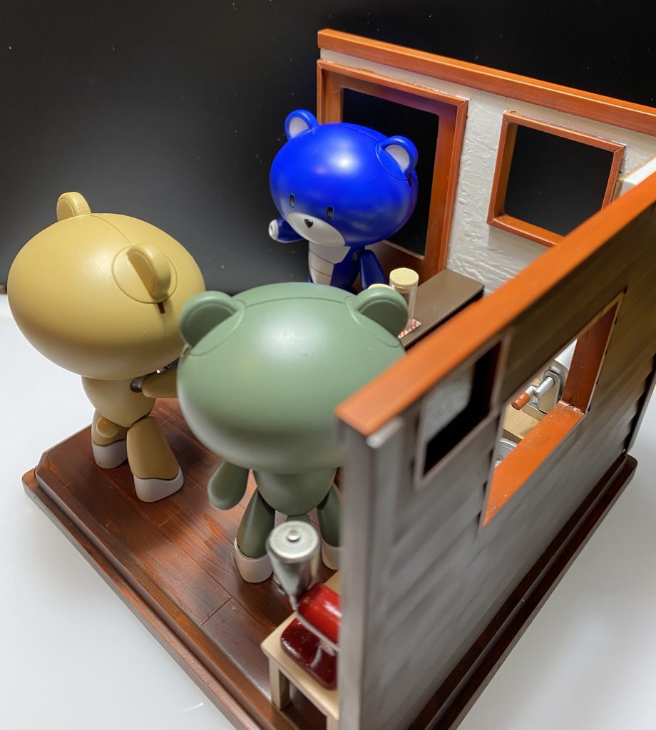 外壁もプラ板を使って実物と同じ鎧張りを施しました。小屋内にあるテーブルや道具類もプラ材でスクラッチしています。