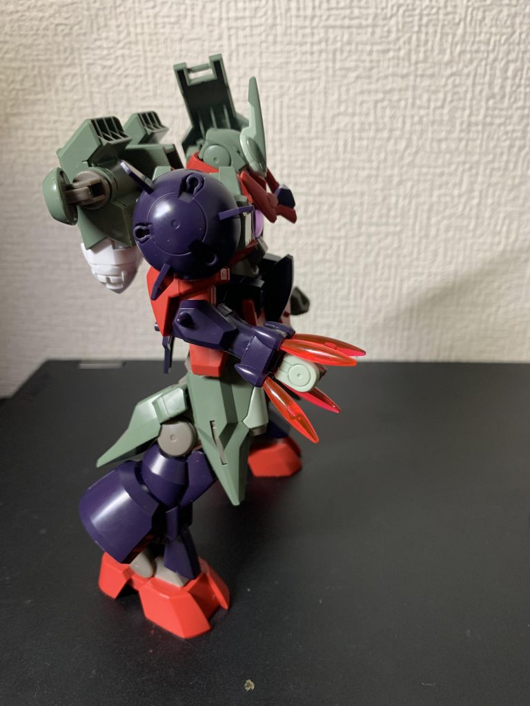 近距離格闘用。もともとシャア専用ジンクスを考えていたからズゴックのクローをイメージ。