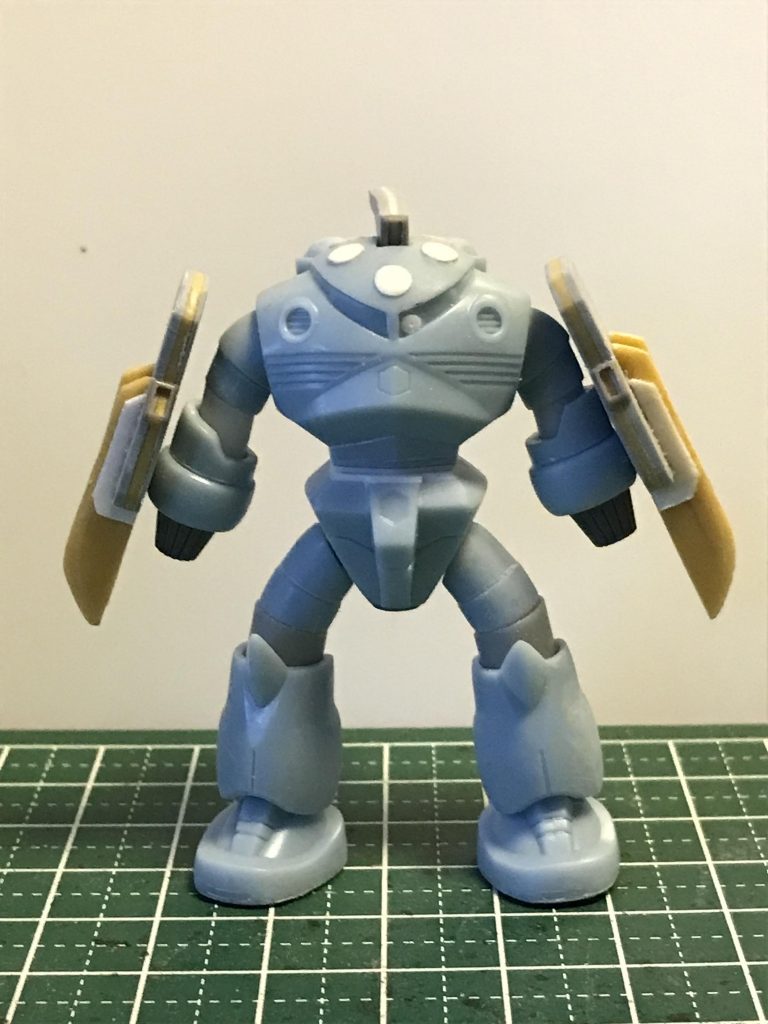 ヒートラムとクローシールドはプラ板で取り付けはヒートラムは両面テープでクローシールドは磁石でやりましたモノアイはセンターにありましたが削って位置をずらし新しくしました