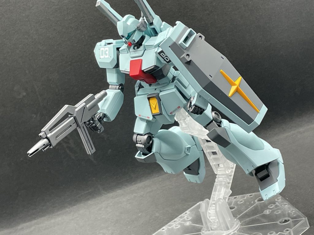 ジェガンはやっぱりこのツルッと感が好きです。HGのジェガンがどこにも置いていなかったのでジェガンブラストマスターを改修することにしました。足や胴体は新規造形ですが、特徴的な頭や肩、脚などは元のジェガンの流用か、余剰パーツでついてくるのでとても助かりました。