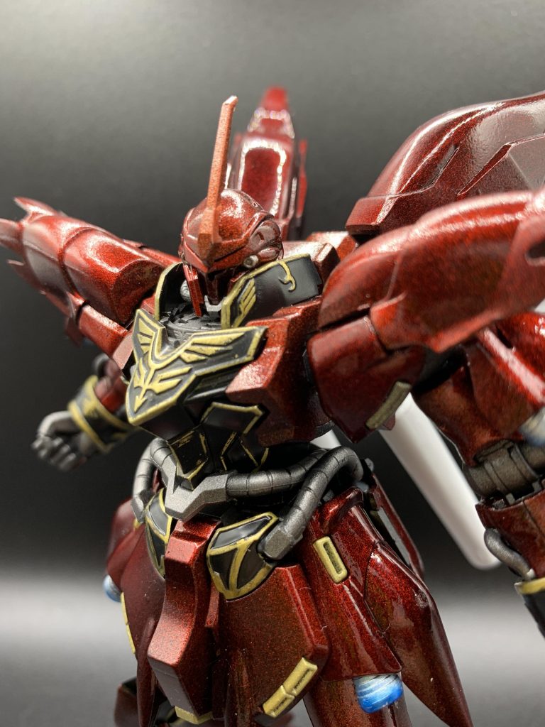 袖付きのMSのキットを作るのをずっと避けて来てまして…理由としてこのカッコいいエングレービング部分をシッカリと塗り分ける自信がなかったからなんですが、ネットでエナメル塗料を剥がしてエングレービングを塗り分ける手法を知りまして初挑戦してみました!!まだまだヘッタクソですが、なかなか楽しかったです。