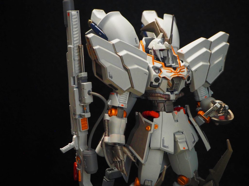 顔はZガンダムをベースにmgのユニコーンヘッドパーツやローゼンズールのパーツで構成胴は長くするために百万式の胴を使い、腕はガーベラテトラを使用