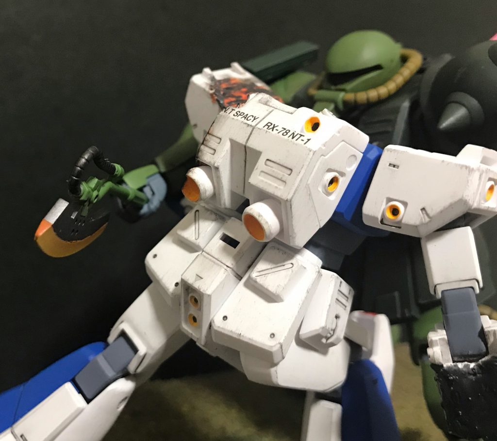 アレックス側の背面バックパックの左半分はヒートホークで切断された感じでダメージ加工難しい😰