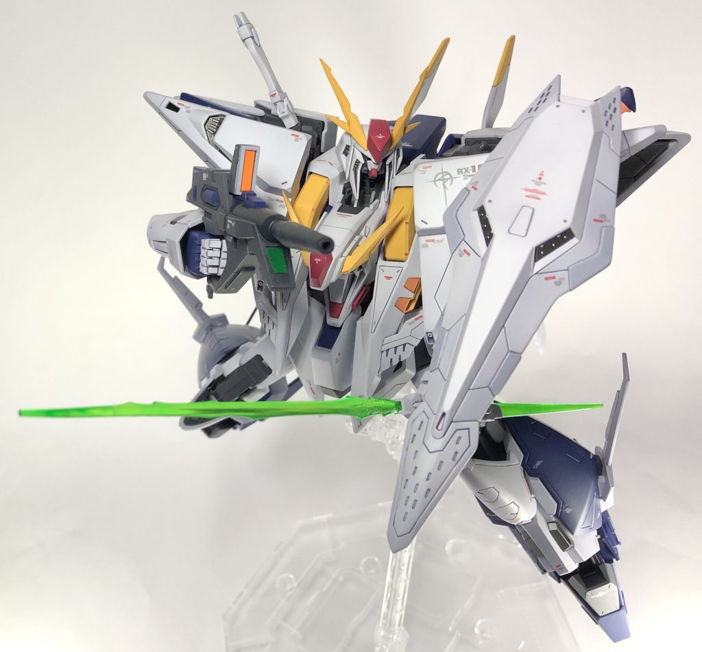 キットは各パーツがけっこう干渉するので削り込みなどですり合わせして稼働範囲を拡大。ビーム刃は本編を参考に平形のものに交換しています。