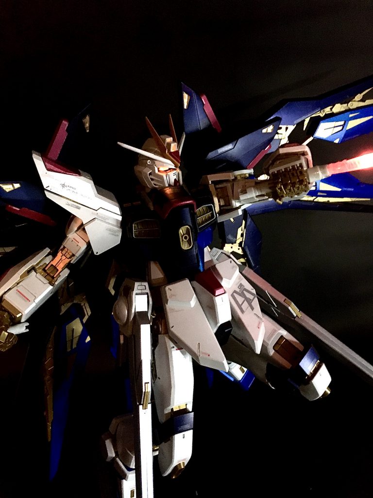 目が光るのはデフォです。サーベルは光らしました♪サーベル極太っ！