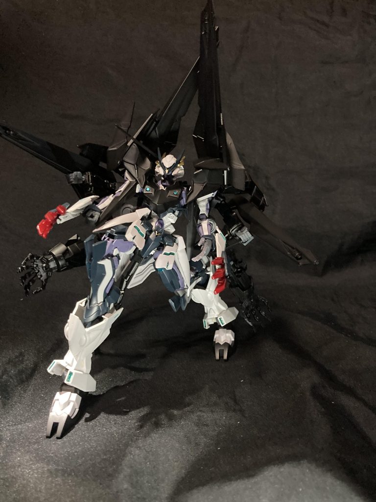 レベルソモード擬基本両面でクアドロモードでもレベルソモードでも出来る様にしていて足の長さ、腕の数、顔が前後接近戦でも360度、全方面に対応し基本ガントレットセイバークロウや30MMのクロー(ビームサーベルもいけるけどクローの出番が無いのであえてビームサーベルは外してます)