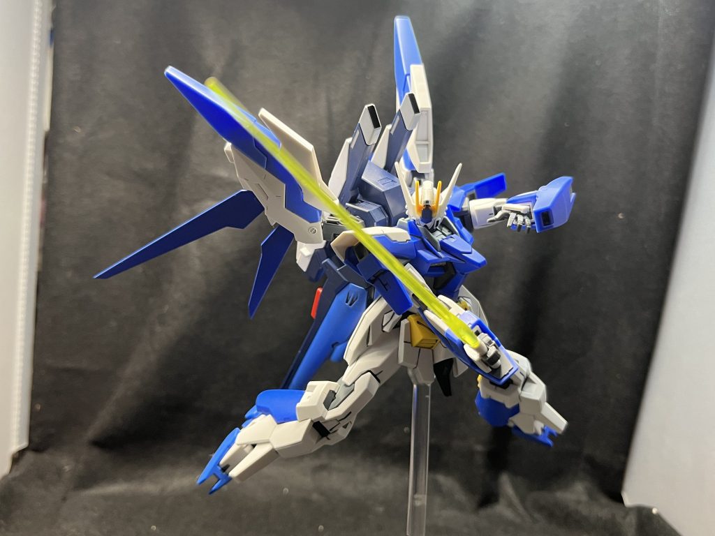 高出力エネルギーソード【バルブレイク】イルシオンにも装備される予定だったエネルギーソードの改良型。普段はパックバックに収納されている。エネルギー消費の激しさなどの問題点を解決したものであり、非常に完成度の高い武装となっている。