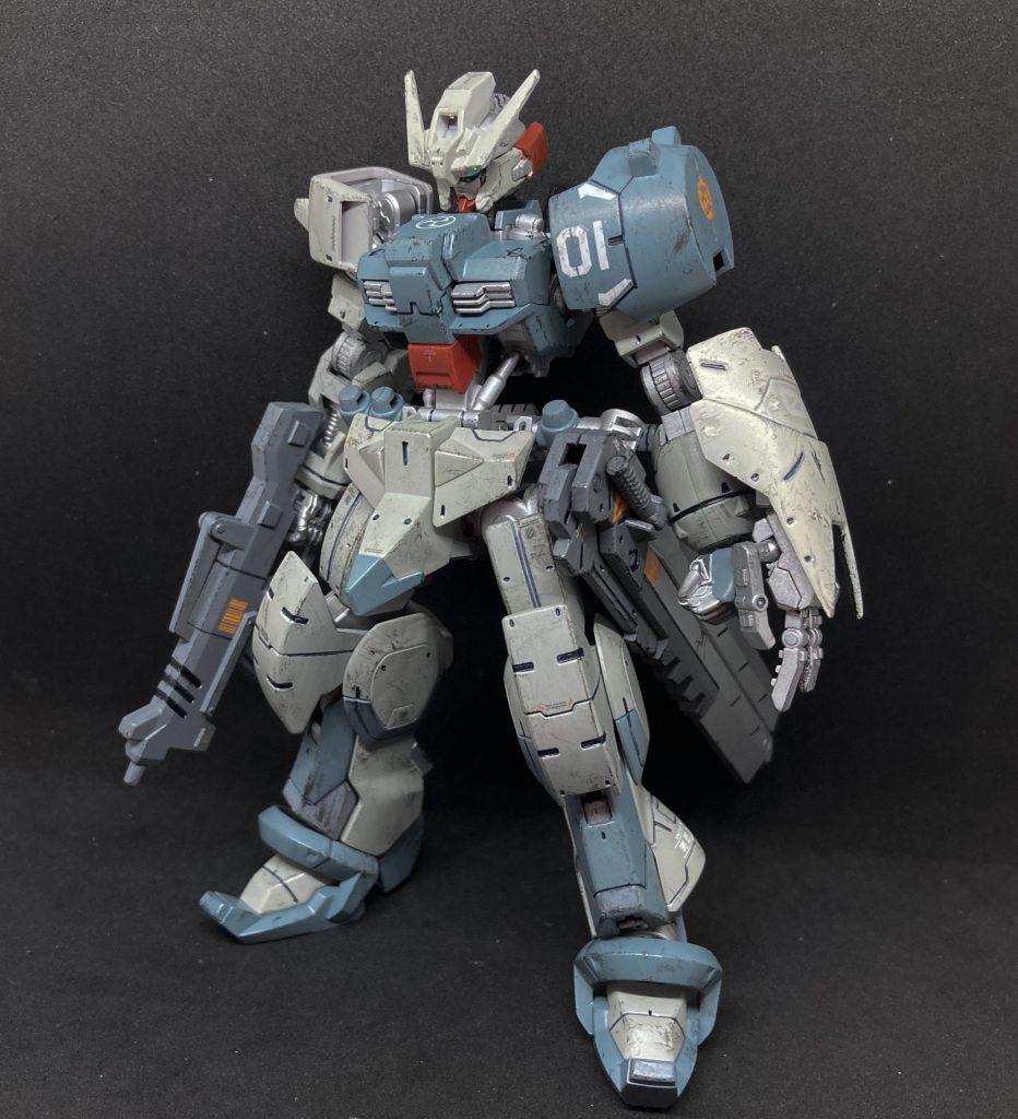 機体斜め前から通常のアスタロト同様ブレードを懸架できますが、ハードポイントを背中から腰に変更しています。