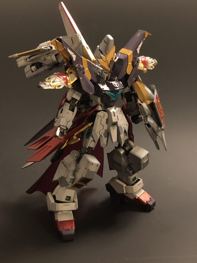 サイドアーマーにはキングガンダムの剣とビームブーメランをマウント。右腿にはチームエンブレムを。