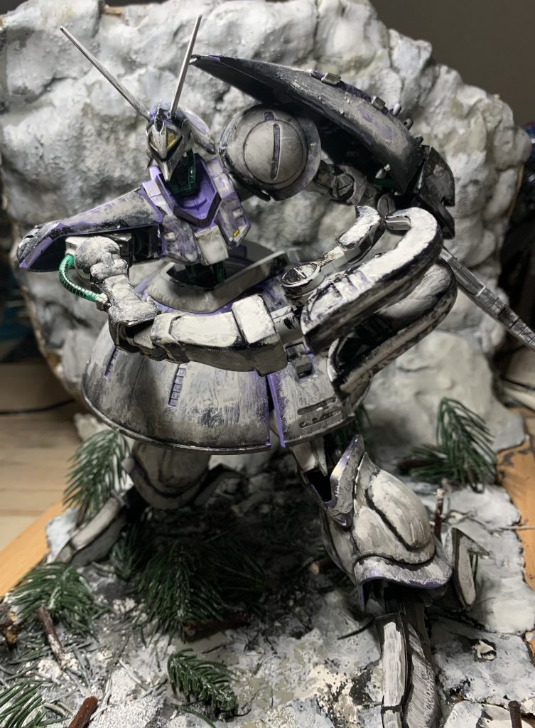 見ての通り、雪原での戦闘をイメージしたカラーリングです。まず、ウェザリングマーカーのグレーやつや消し黒を塗った上から溶剤で磨きタミヤのウェザリングマスターのスノーで塗装　なのだ