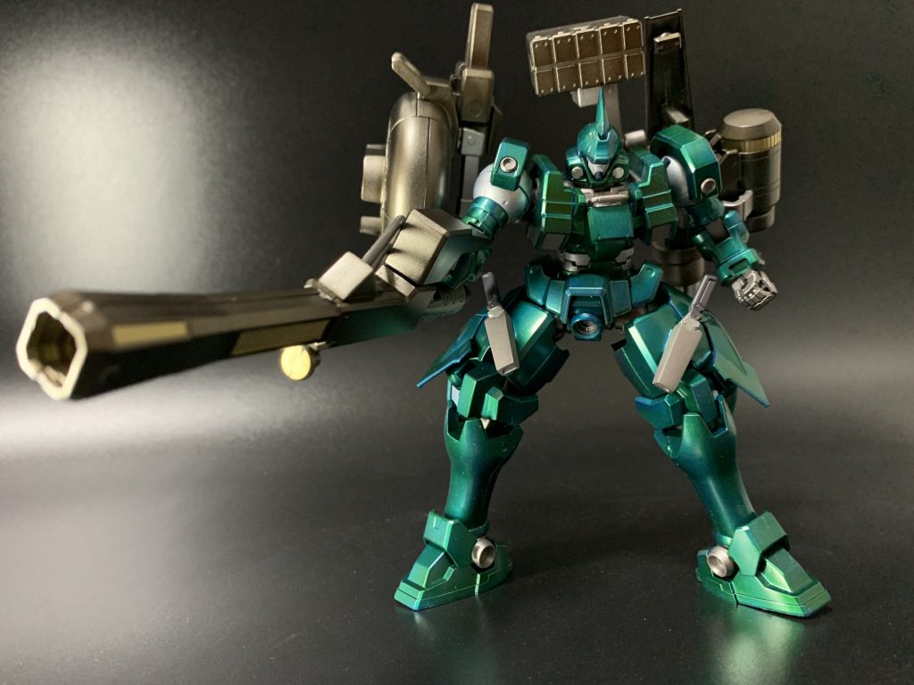 ビームキャノンは右腕だけで取り回せるようショートバレルに。ビルゴみたいな持ち方です。威力は原型機より落ちたが、取り回しに優れます。