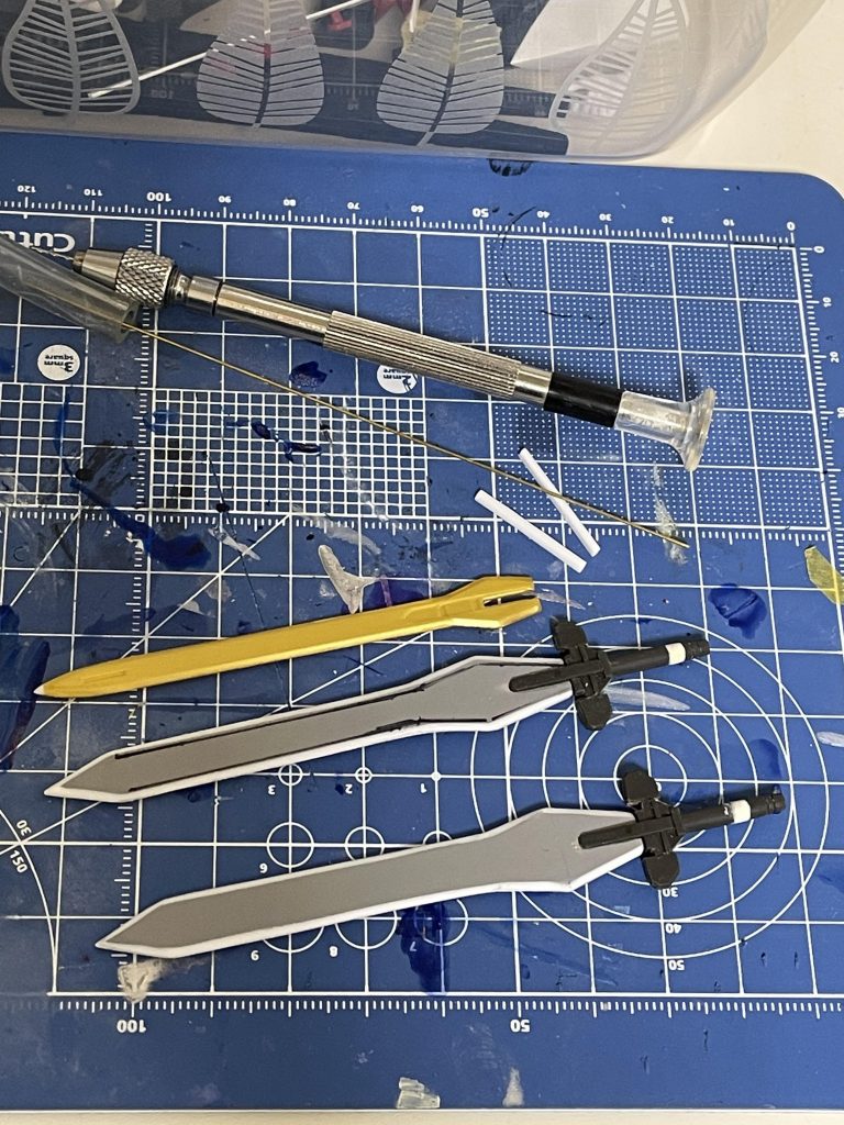 刀身製作中。当初はキット付属を使う予定でしたが、本体のプロポーションを弄った都合上、どうしても刀身が細く小さく見えるのが気になってしまい……結局、納得できるものができるまで5-6本は作ったような気がします。