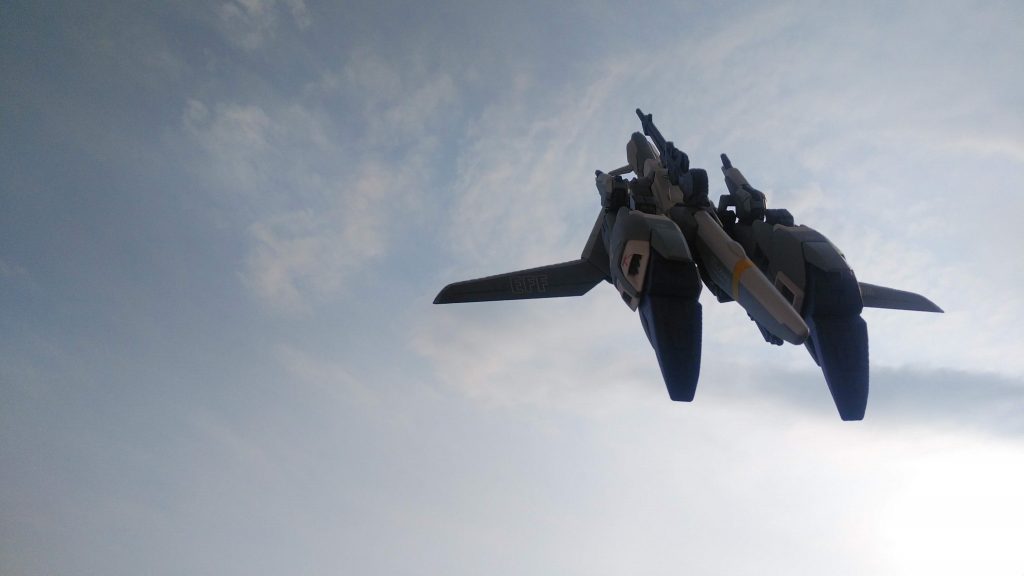 テグスで吊ってます。