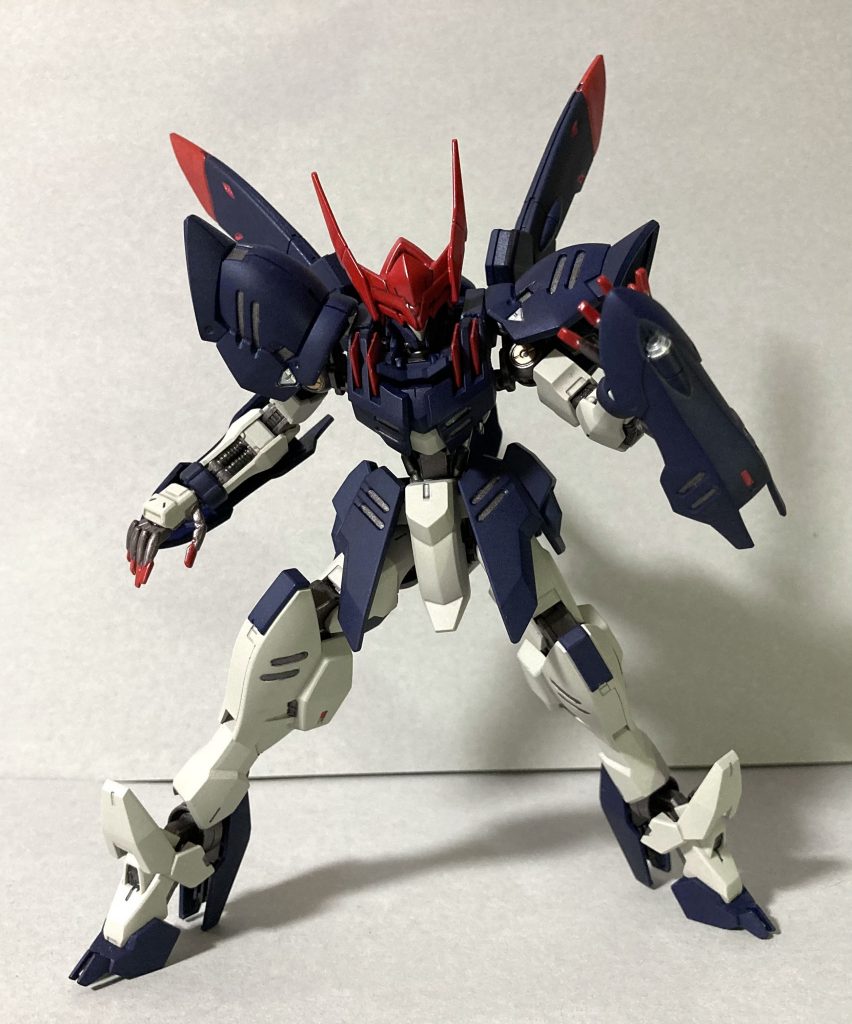 フレームは基本、焼鉄色+黒鉄色+シルバー(一部ゴールド)で、装甲のスリット部も焼鉄色にて。腕部装甲の機関砲はシルバーで塗り分けしています。