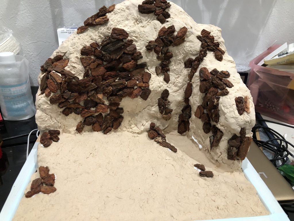 塗装前！バークチップはかなりケチりました！セ○アのは小さいけど、それはそれで良いですね。