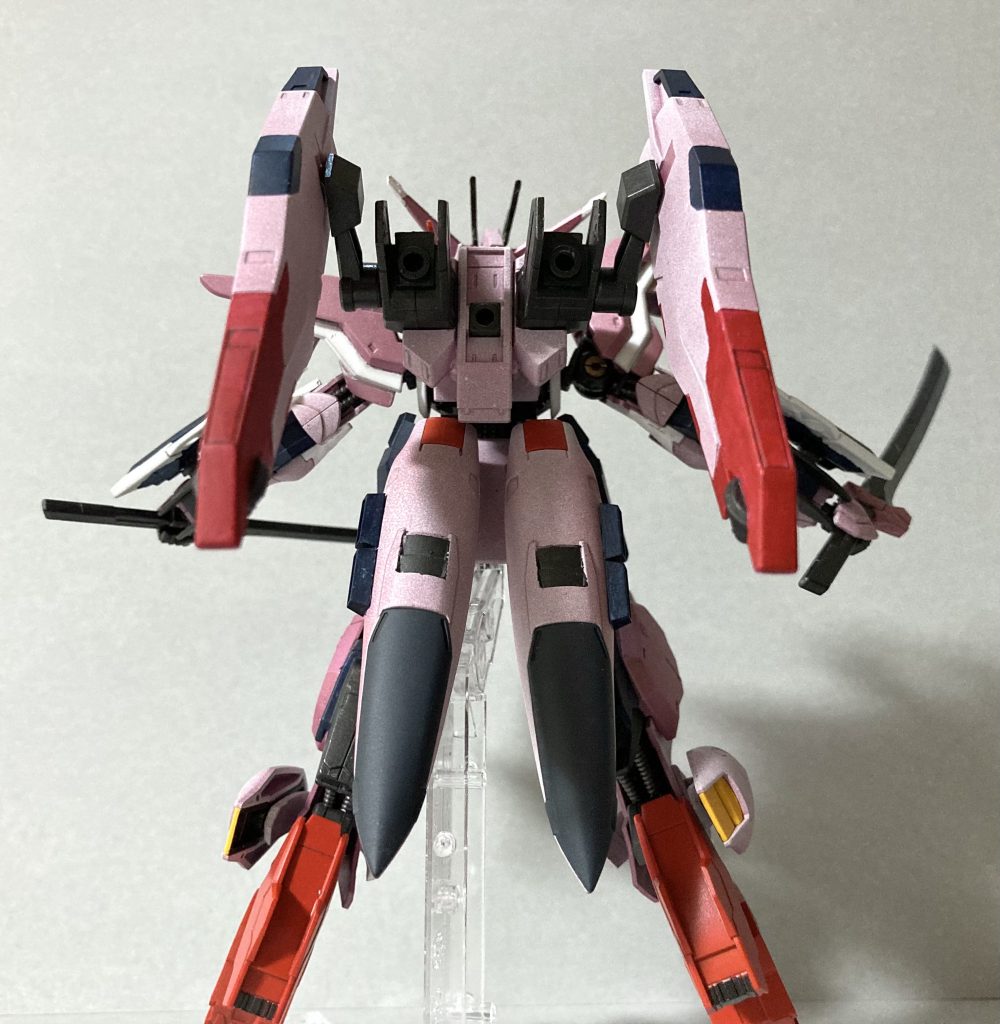 大剣を外したところ。バックパックの可動部は削り込んで真後ろまで可動できるように広げました。腰は端白星のものを使って、腰の大型スラスターを付けています。(ここも羽はやめてスラスター口を付けています)