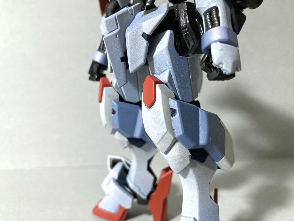 下半身は同じパールライトブルーでも濃さが3通りになっています。(ちょっとムラがあるのはご愛敬)