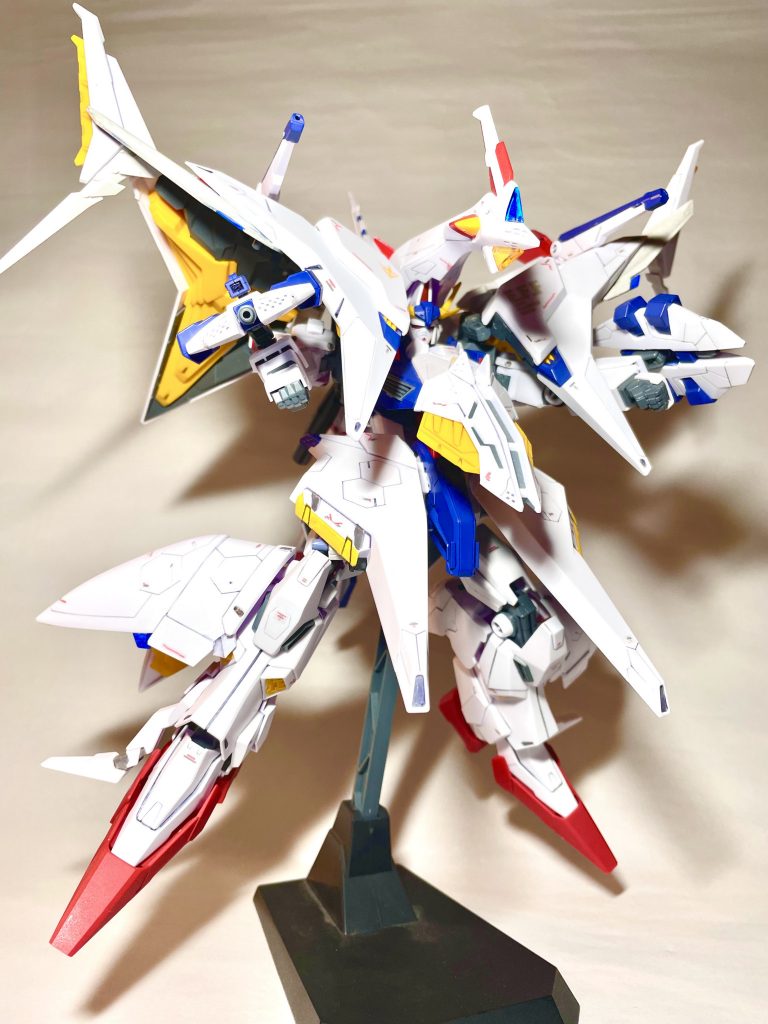 腕部ウェポンコンテナを前面に押し出せるようにしました。