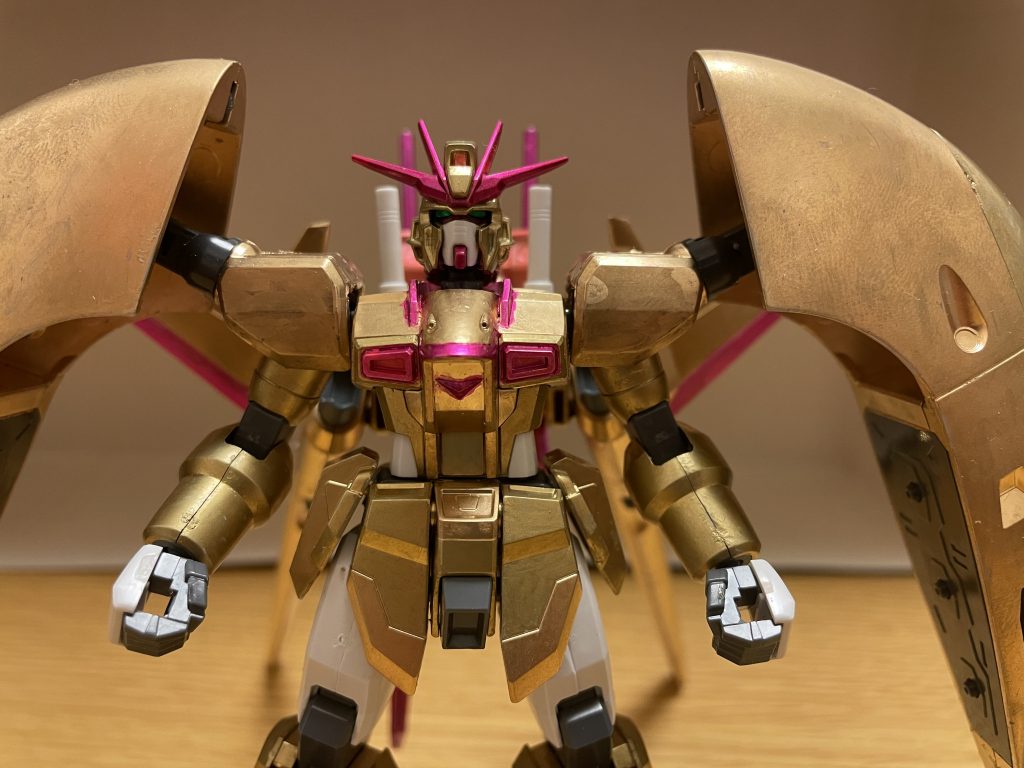 外観プロトタイプと比べて大きな変化は無いが、全身のカラーリングが黄金を主体としたものになっており、禍々しかったプロトタイプとは一転して神々しさを感じさせる。機体構造プロトタイプと同じく、ZGMF-X42S デスティニーガンダム同様のスタンダードなMSとして建造しつつ、コアスプレンダー及びチェストフライヤーとレッグフライヤーの分離機構自体は脱出装置としてそのまま残している。