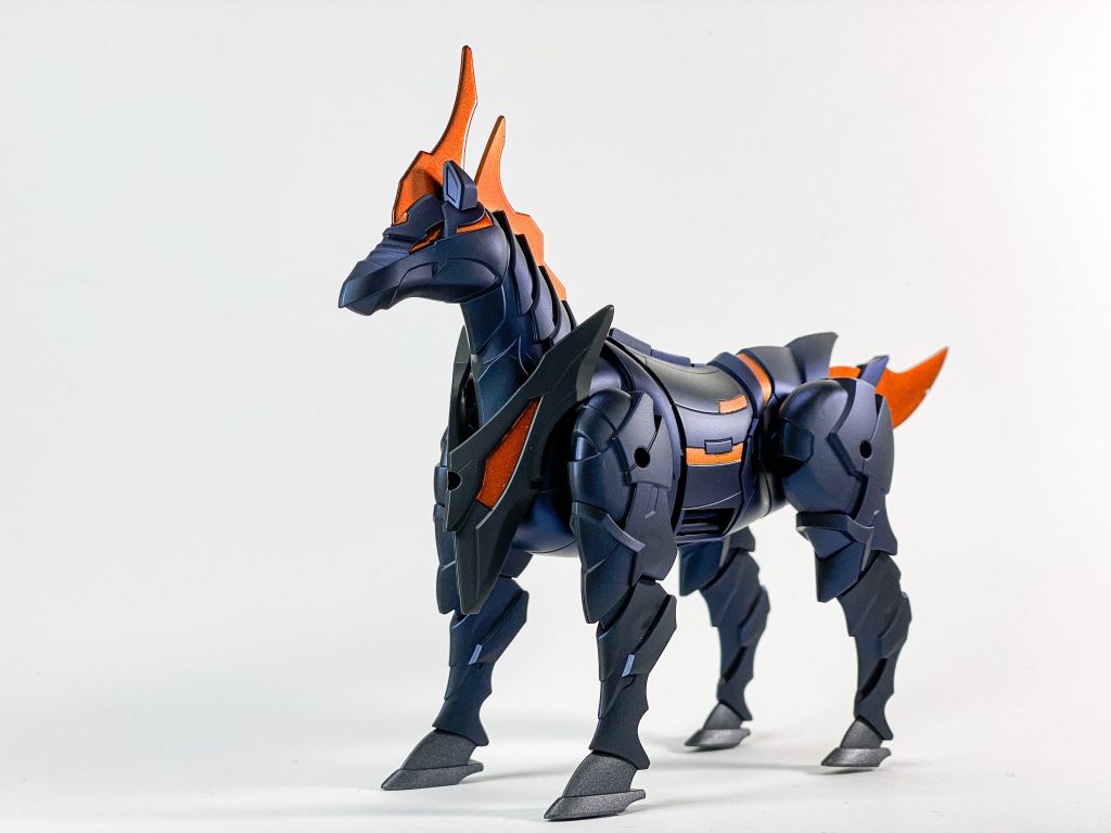 SDWの軍馬ですね。蒼天航路という漫画に登場する張遼の愛馬「黒捷(こくしょう)」をイメージしております。黒下地のブルーパールにクリアブラックを吹いて艶消し仕上げにしております。鈍く青く輝いてカッコいいんです!差し色のメタリックオレンジもいい感じです。