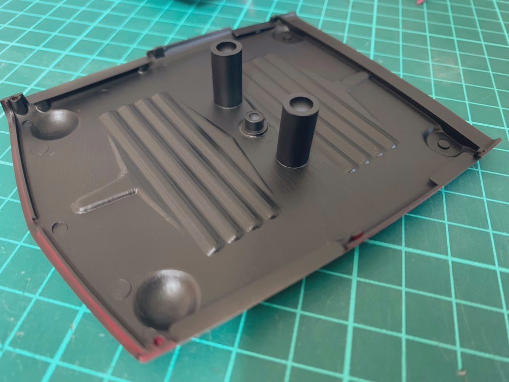 翼の固定用ピンは切り落とし代わりに0.3mmプラ板を噛ませることで、胴体接着後に翼を組むことができ、グラつきも解消します