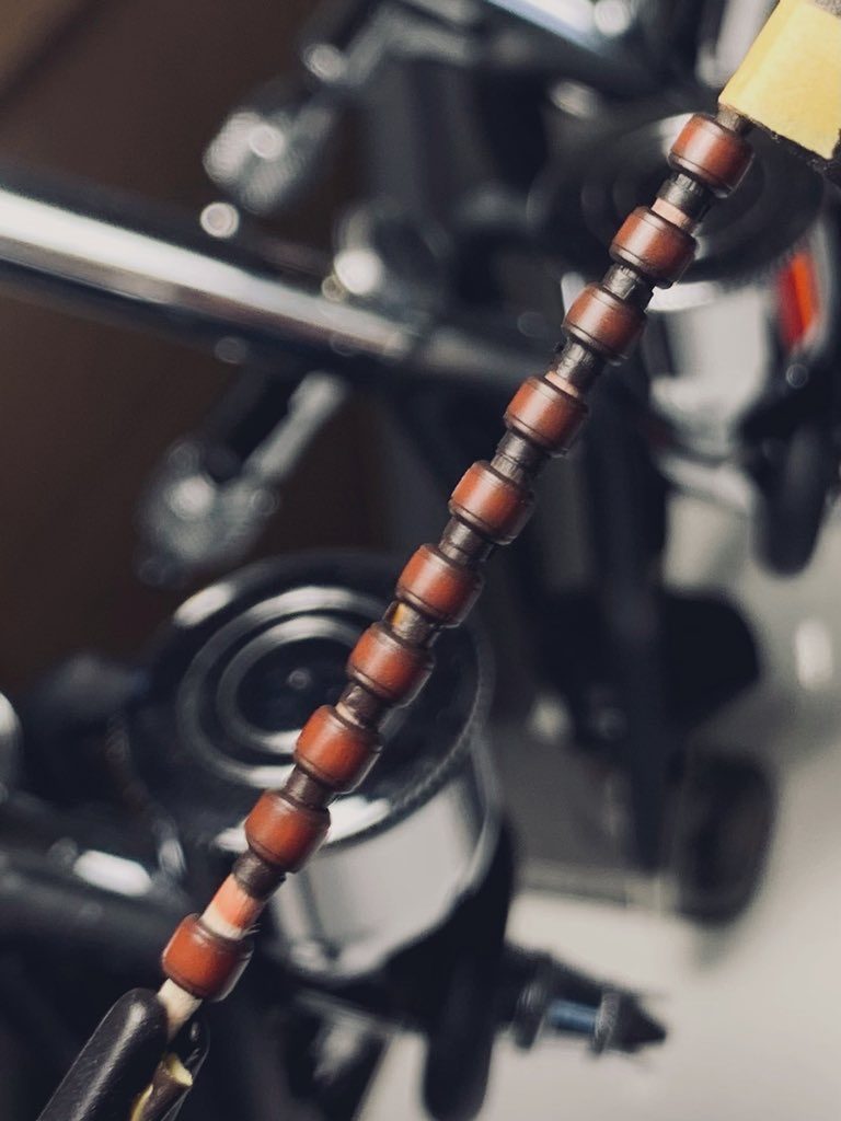 バックパックから伸びるケーブルはキット付属のものだと腰の可動が一切できなくなるため、ビルダーズパーツのMSパイプに換装しています。ひとつひとつにグラデーション塗装。逆に言えば今回の制作にはその程度しかこだわりはありません