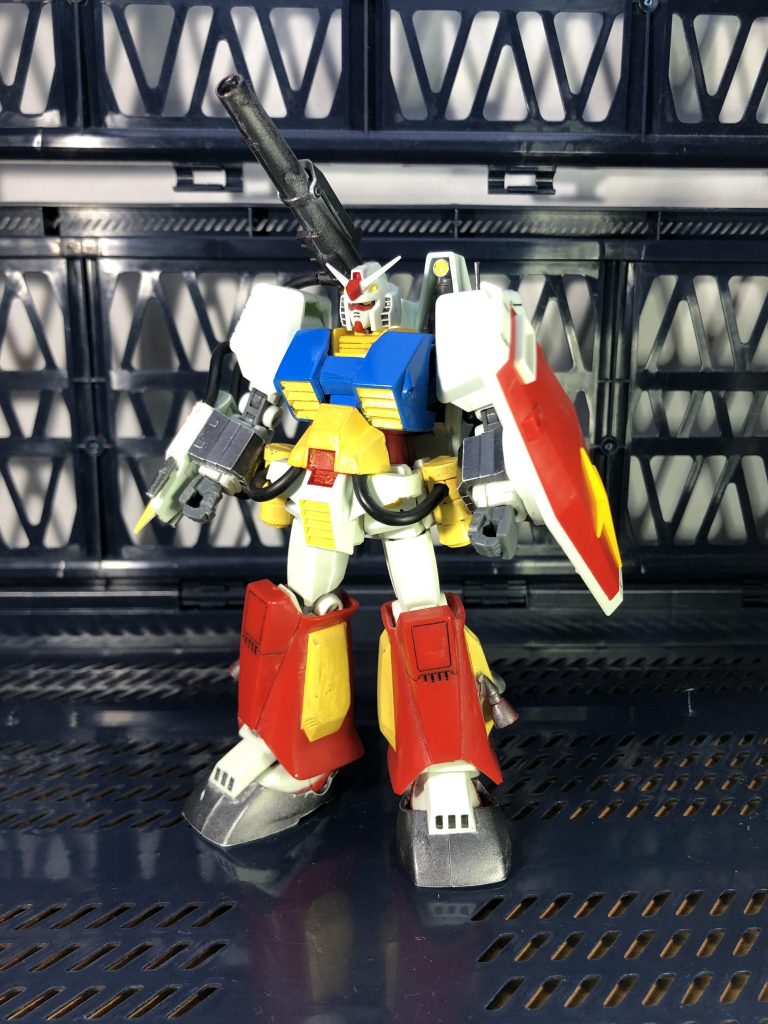 という事で2連装ビームガン以外を全て接着しました。そもそもパーツの取り付けが不安定で肩やら脚やらの装甲に隙間が生じていてかなり残念感が強かったので……(去年の投稿で「脱着凄いですね」とコメントしてくださった皆さんごめんなさい、接着しちゃいました)