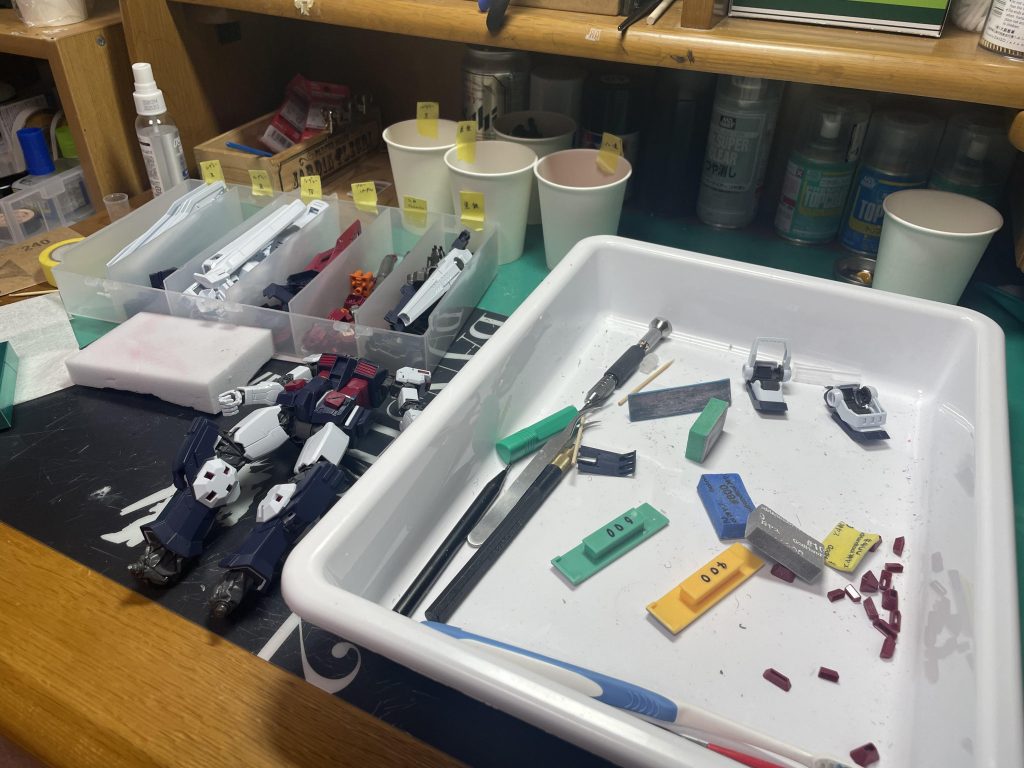 素組み後バラして全パーツやすりがけ、ライフルと腰部の合わせ目消し、モールドの掘り直し、穴あけ加工、太ももと膝部、ロケットブースター、バックパックに新規モールドとプラ板貼付けを行いました。ほんとにパーツ量多くて途中で投げ出しそうになってたので新規モールドは少なめです😙このキットなぜかパーティングラインがめちゃくちゃ入ってるんですよね。やすりがけほんとに地獄でした…素組みの倍くらいの時間かかりました😙