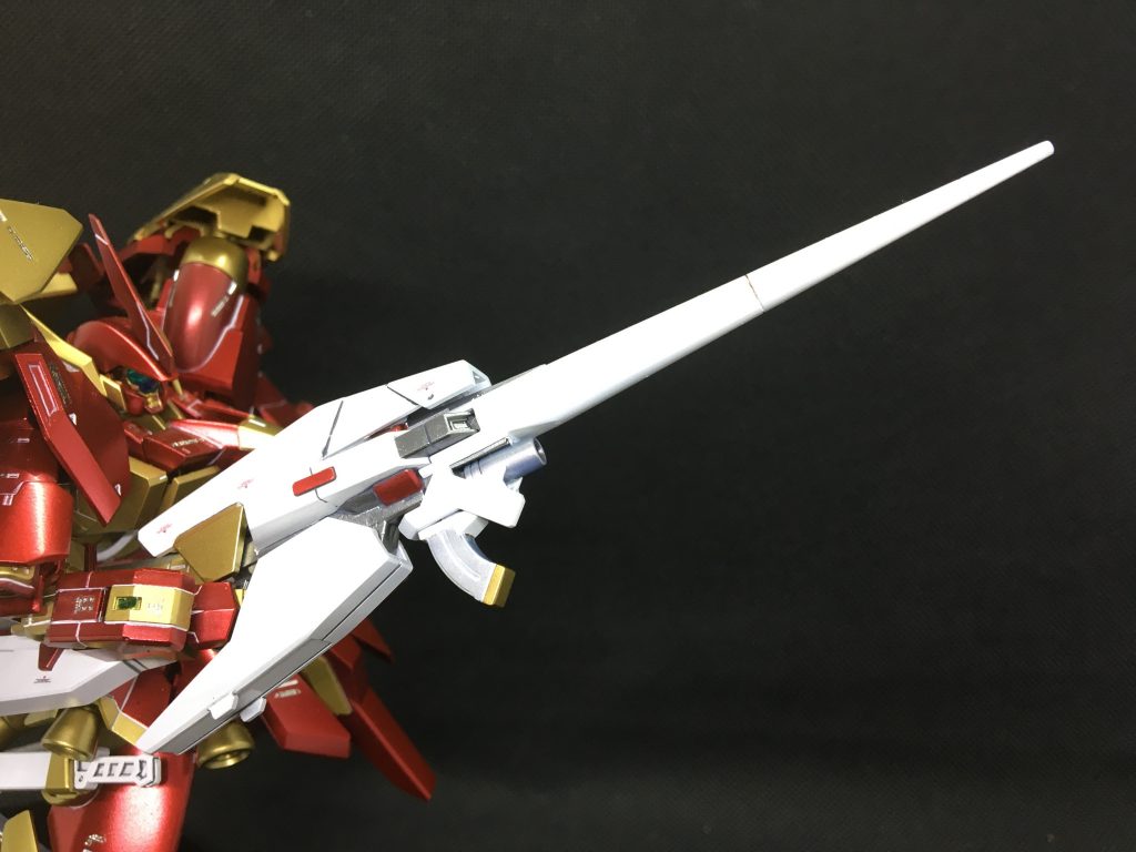 【ファイアフライ 突撃銃槍】アレスのメイン武装であるガンランス。爆発的スピードと合わせた突撃は、一撃で標的を貫き、吹き飛ばすパワーを誇る。