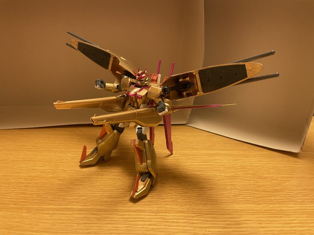 ハーデスシルエットの固定武装プロトタイプから引き続き使用する。いずれも各種性能が極限まで高められており、以前よりも遥かに圧倒的な大火力と攻撃力を誇る。ビームサーベルフォースシルエットと同じタイプの2本のビームサーベル。本来は予備用ではあるが、その出力は極めて高く、ナノラミネートアーマーを紙切れのように両断する。ビーム突撃砲ガイアガンダムの特徴である2門のビーム砲。通常時は上部に向いているが、背面に傾けて撃つ事も可能で、背後からの不意打ちのカウンター手段にもなる。戦艦のみならず、ビーム射撃に滅法強いFT装甲を持つMSさえも一撃で撃沈できるほどの威力を有しており、不意打ちでも近づくのは危険が伴う。ビームブレイドガイアガンダムの特徴である背面に2枚のビームエッジ。姿勢制御ウイング前面に展開される。すれ違いざまに斬りつける使い方がメインになり、本機の高い推進力と機動力も合わさって、恐るべき斬撃力を生み出す。その斬撃力は、コロニーさえも真っ二つにしてしまうほど。アムフォルタスセイバーガンダムの特徴である、背部に接続された2門の大出力のプラズマ収束ビーム砲。最小出力の1門だけでも、戦艦クラスを複数同時に一撃で撃沈でき、FT装甲をも破壊可能な威力を誇るだけでなく、連射性も優れている。そして最大出力の一撃では、複数のスペースコロニーを簡単に焼き払うだけに留まらず、国一つ(それも全土)を消滅させるほどの桁違いの威力と化す。その分、チャージ時間を要するが、本装備は正に「MSの形をした戦略兵器レクイエム」と言うべき代物。スーパーフォルティスセイバーガンダムの特徴である、アムフォルタス砲身と同軸上にそれぞれ1門ずつ設置された連射性能を重視したビーム砲。こちらも威力が高められており、戦艦さえも一撃で撃沈し、FT装甲をも破壊可能とするほど。