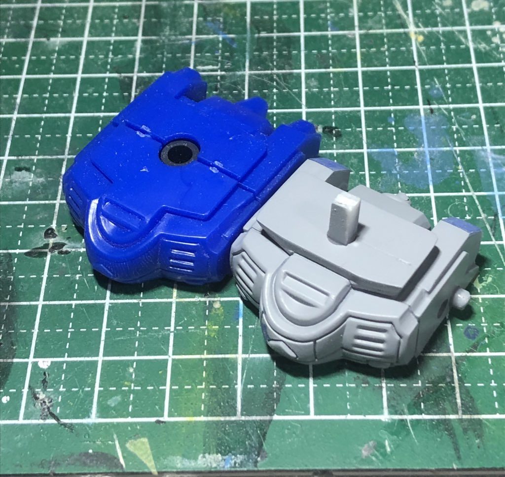 胸もだいぶ幅つめました。スジボリの彫り直しと塗り分けが地味に大変でした^_^