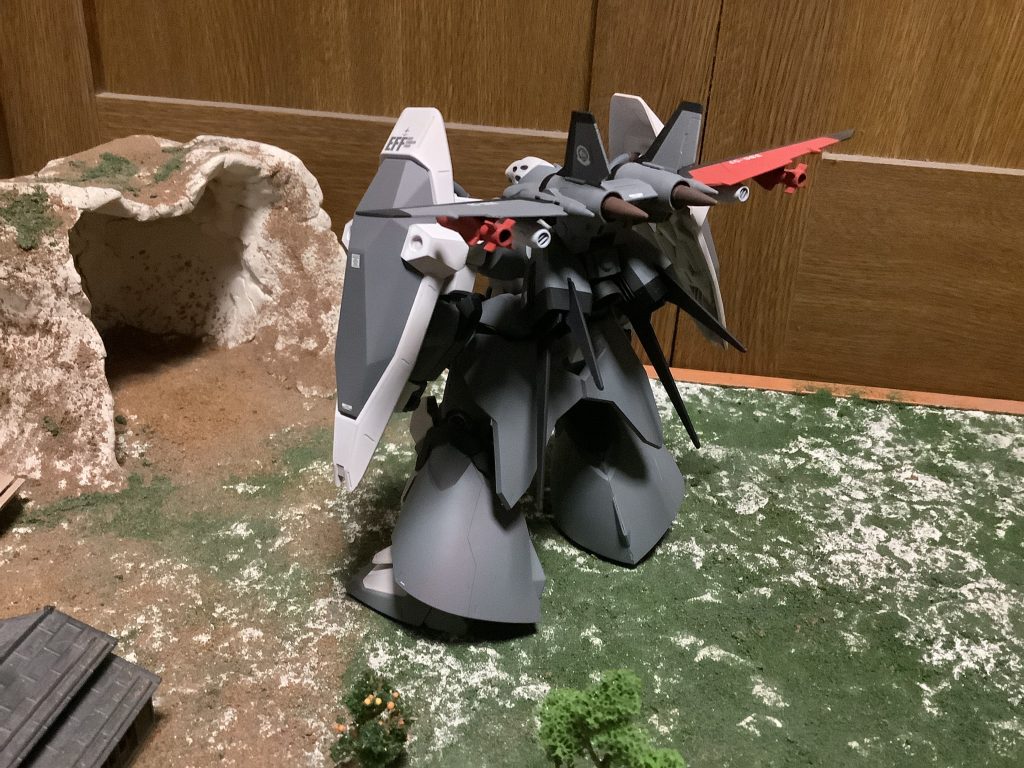 鹵獲されて初めに運用された時はシールドを2枚肩にマウントしていました。これは防御を高める目的と、予備マガジンを増量するためです(^^)そしてメッサーのパイロットが何のために戦うのか、正義とは一体何なのかという疑問を抱き始め連邦軍を離反し機体と共に逃亡、連邦による統治からの解放を目的とする組織に加入して、かつての相棒との戦闘を繰り広げる…というストーリーもあります(笑)これもカラーリングの元ネタのオマージュになります(^^)