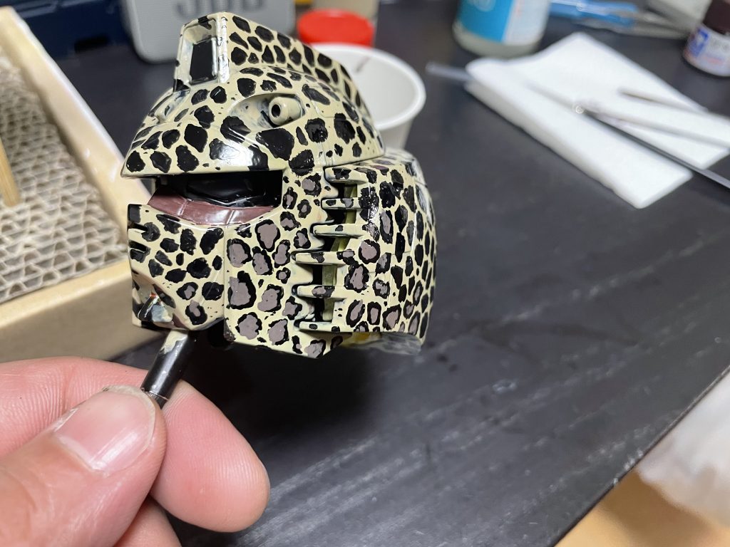 柄入れ。一個づつ描き込んでいきます。ランダムな形で隙間を詰めるように黒→適当に混ぜて作った茶の順で。余白に点を打つと密度が上がります。職業、立場柄忙しい時は3人くらい同時に話しかけてくることがあり、あまり自分のことに集中出来ずそこそこなストレスを感じてしまいます。そんな時に思いついた柄の描き込みは凄まじい程の没入感があり、一時とはいえスカッとしました。